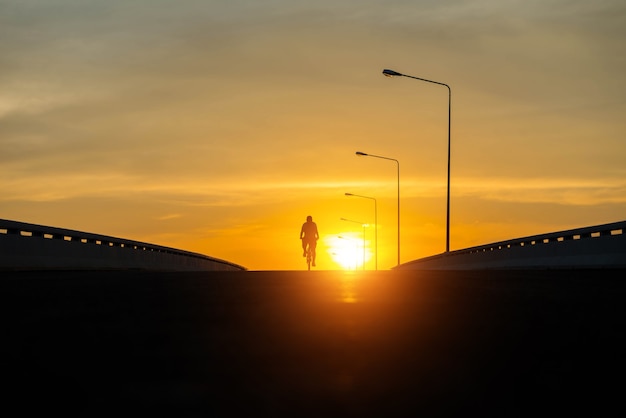 Silhouette eines Fahrrades auf Himmelshintergrund bei Sonnenuntergang