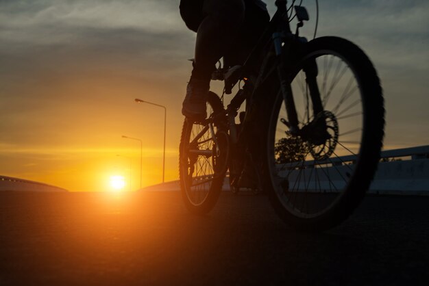 Silhouette eines Fahrrades auf Himmelshintergrund bei Sonnenuntergang