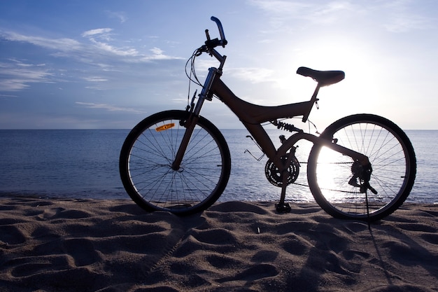 Silhouette eines Fahrrads am Strand