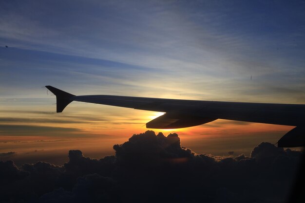 Silhouette eines Flugzeugs gegen den Himmel bei Sonnenuntergang