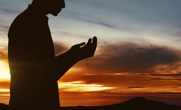 Silhouette eines gebetenden muslimischen Mannes