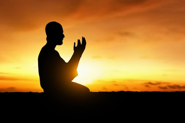 Silhouette eines gebetenden muslimischen Mannes