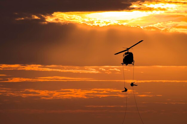 Foto silhouette eines hubschraubers gegen den himmel bei sonnenuntergang