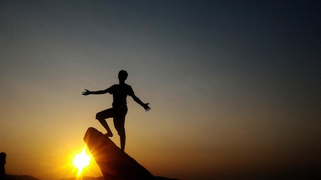Silhouette eines Jungen in der Dämmerung