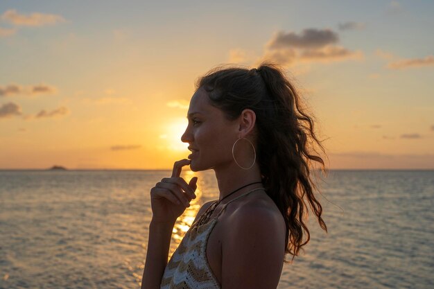 Silhouette eines jungen Schönheitsmädchens am tropischen Strand in der Nähe von Meerwasser auf der paradiesischen Insel bei Sonnenuntergang Sommerkonzept Urlaubsreise