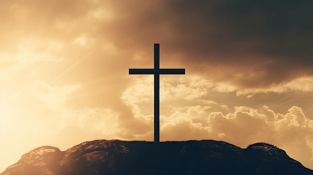 Silhouette eines Kreuzes auf einem Hügel vor dem Himmel. Emblem des Christentums