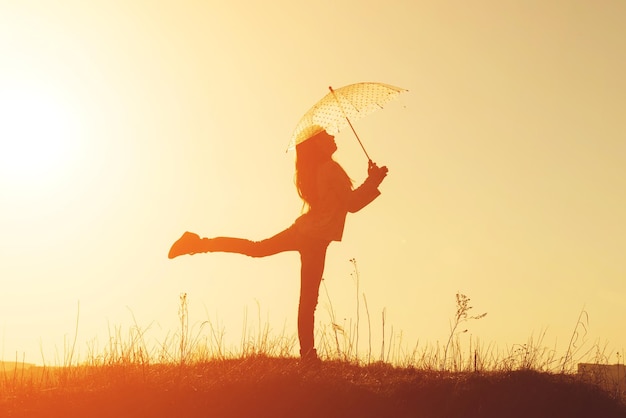 Silhouette eines Mädchens mit Regenschirm