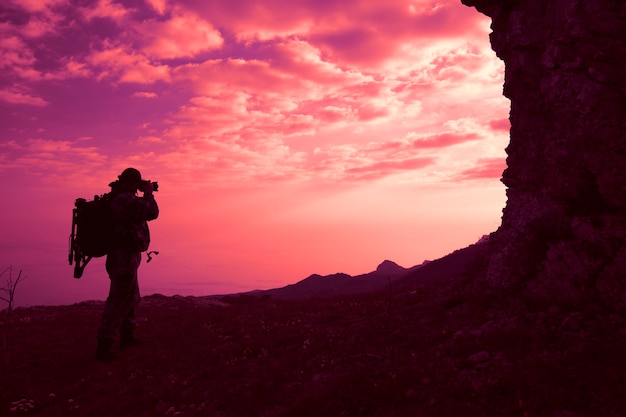 Silhouette eines männlichen Reisenden mit einem Rucksack