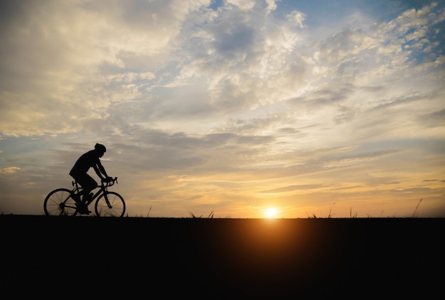 Silhouette eines Mannbikers im Sonnenuntergang