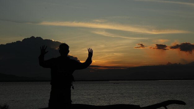 Silhouette eines Mannes auf dem See