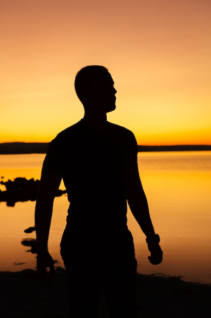 Silhouette eines Mannes bei Sonnenuntergang