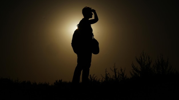 Silhouette eines Mannes beim Sonnenuntergang