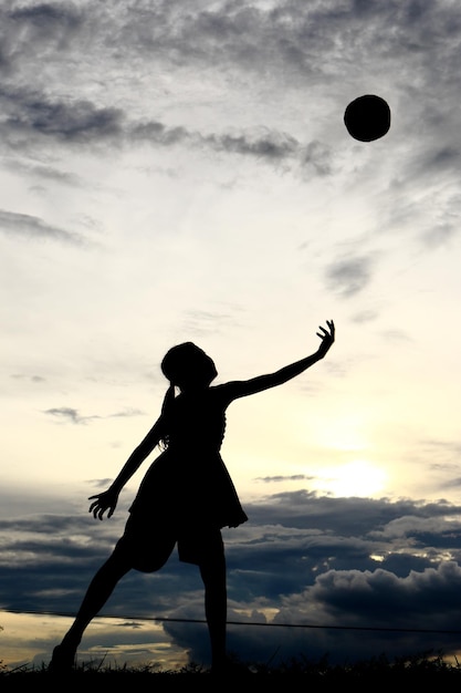 Silhouette eines Mannes, der auf dem Strand gegen den Himmel springt