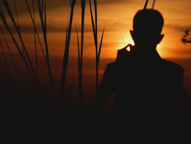 Foto silhouette eines mannes, der bei sonnenuntergang gegen den himmel steht