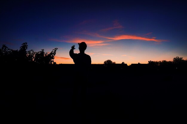 Foto silhouette eines mannes, der in der dämmerung gegen den himmel steht
