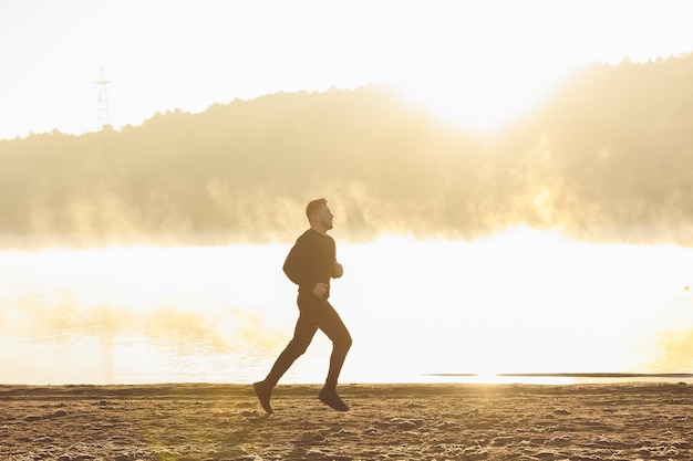 Foto silhouette eines mannes, der morgens draußen läuft