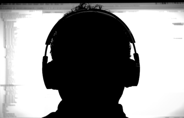 Silhouette eines Mannes, der Musik hört
