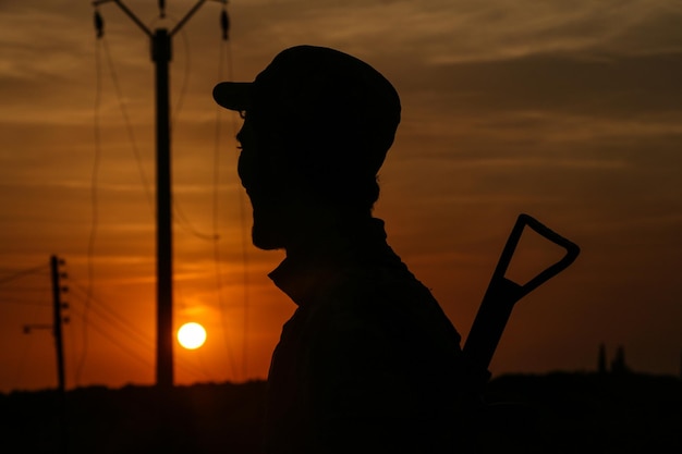 Foto silhouette eines mannes gegen den himmel bei sonnenuntergang