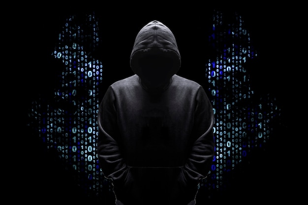 Silhouette eines Mannes in einer Haube mit Flügeln von einem Binärcode, Konzept engelhafter guter Hacker
