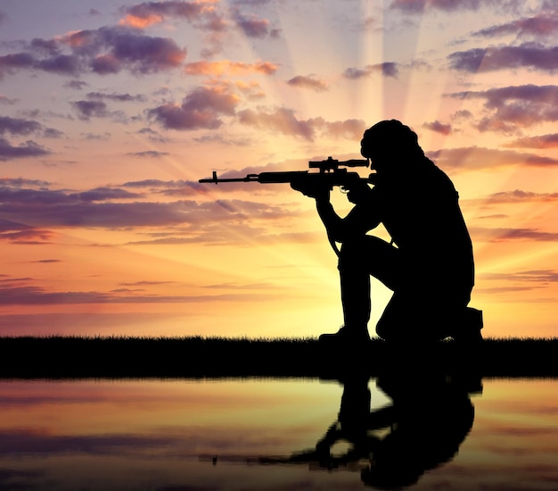 Silhouette eines Soldaten mit einer Waffe