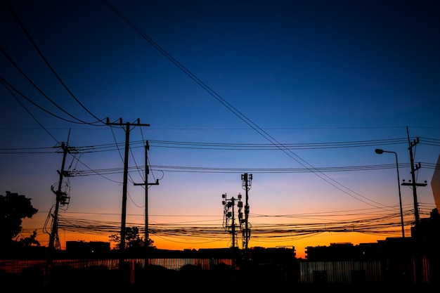 Silhouette Elektrokabel am Strommast in der Dämmerung