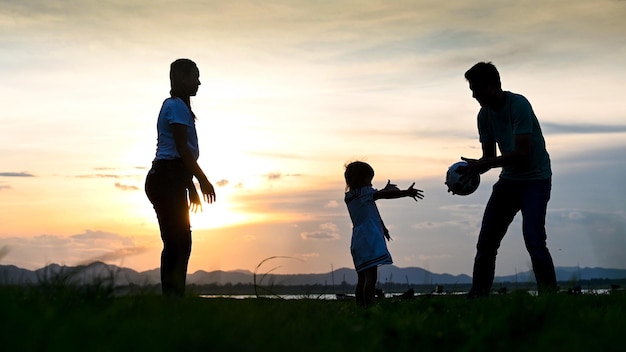 Silhouette Eltern und Tochter glückliche Sonne