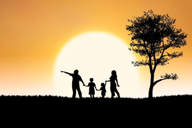 Silhouette Familie gegen die Sonne bei Sonnenuntergang