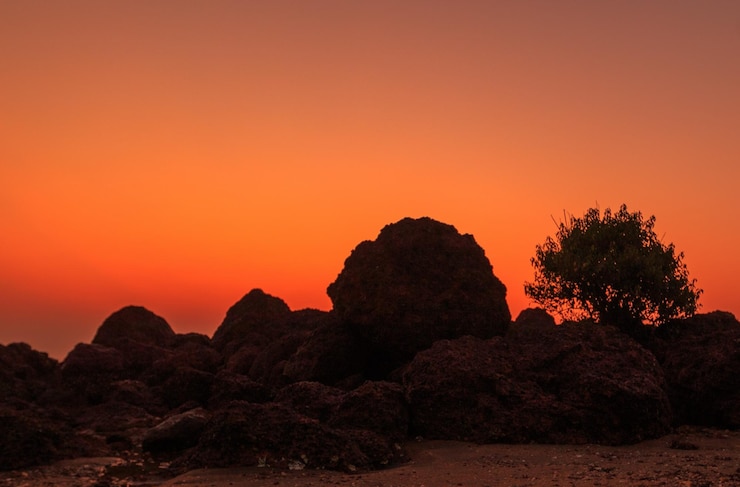 Foto silhouette felsformation gegen orangefarbenen himmel