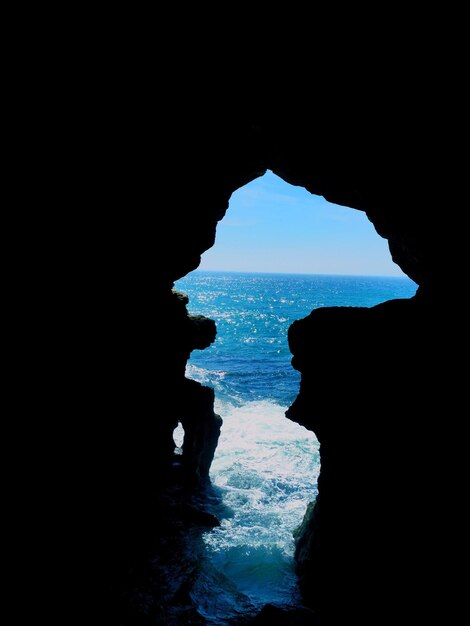 Foto silhouette felsformation im meer gegen den himmel