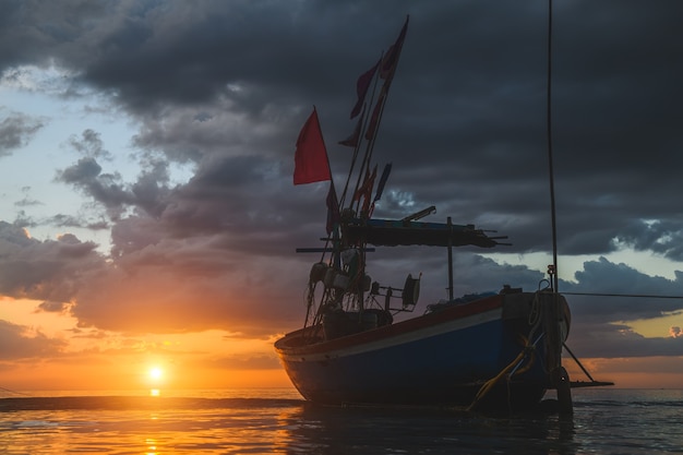 Silhouette Fischerboote im Meer mit Sonnenuntergang