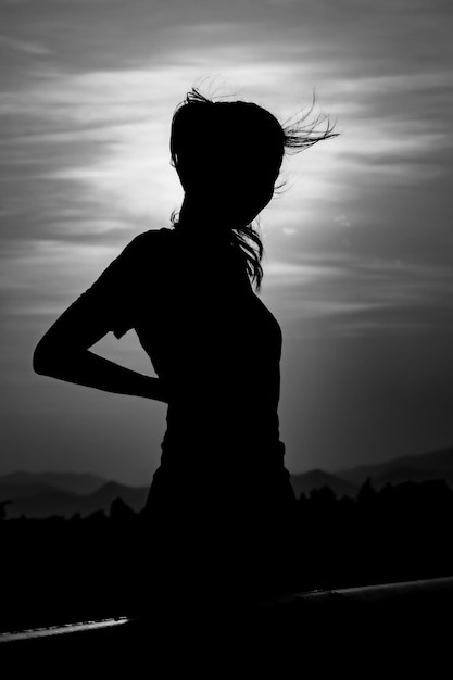 Foto silhouette frau beim sonnenuntergang