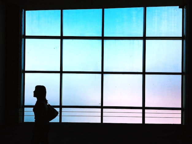 Silhouette Frau läuft auf dem Parkplatz