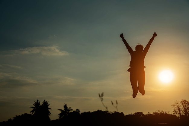 Silhouette Frau mit glücklich springen