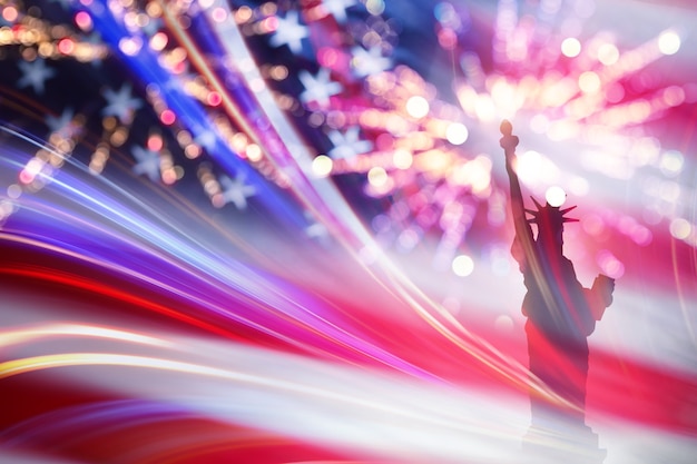 Silhouette Freiheitsstatue mit USA Flagge und Feuerwerk. 4. Juli des Unabhängigkeitstags