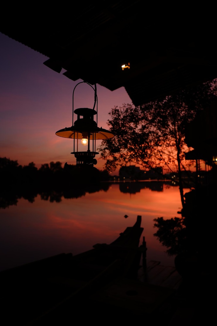 Foto silhouette gebauter struktur am see gegen den himmel bei sonnenuntergang