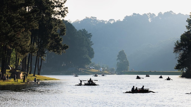 Silhouette Gruppe von Touristen Rafting im Morgensonnenlicht am Stausee Pang Ung Wahrzeichen Mea Hong Son Provinz Thailand