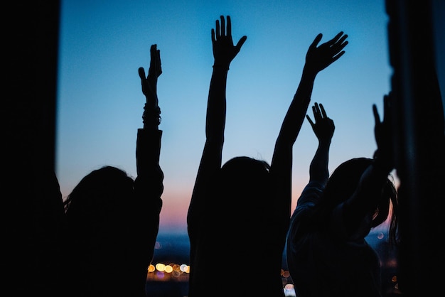 Silhouette Hand gegen den Himmel in der Nacht