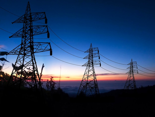 Foto silhouette hochspannungspol sonnenaufgang hintergrund