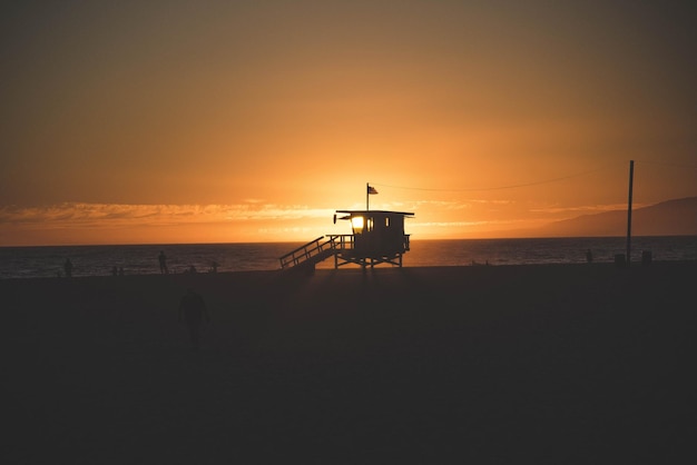 Silhouette-Hütte am Strand gegen den Himmel beim Sonnenuntergang