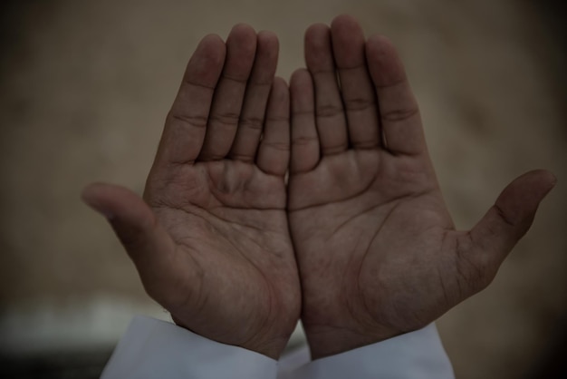 Silhouette Junger asiatischer muslimischer Mann, der auf dem Konzept des SunsetRamadan-Festivals betet