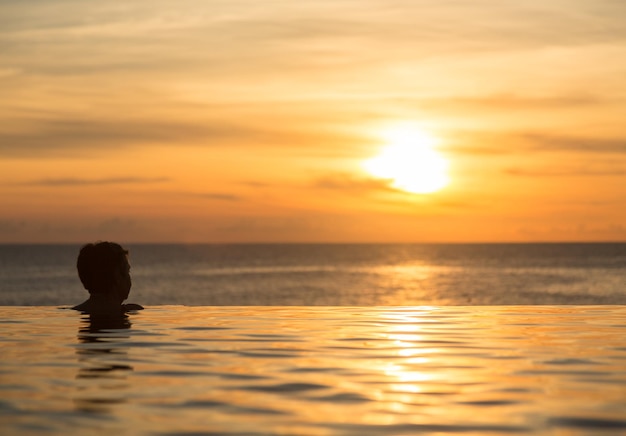 Silhouette Kopf gegen Infinity-Pool