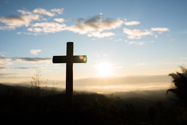 Silhouette Kreuz gegen den Himmel während des Sonnenuntergangs