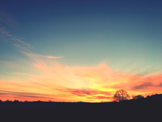 Foto silhouette-landschaft bei sonnenuntergang