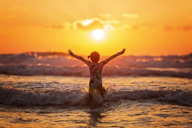 Silhouette Leben und Aktivität am Strand in der Abenddämmerung