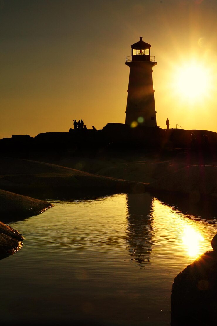 Foto silhouette leuchtturm am meer gegen den himmel bei sonnenuntergang