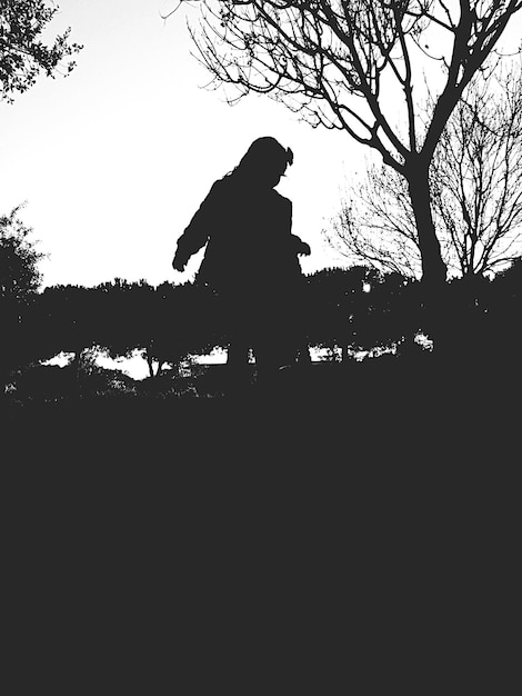 Foto silhouette mädchen im park