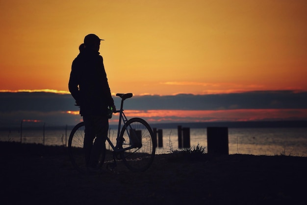 Silhouette Mann gegen ruhiges Meer