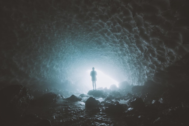 Silhouette Mann steht am Meer gegen den Himmel in der Nacht