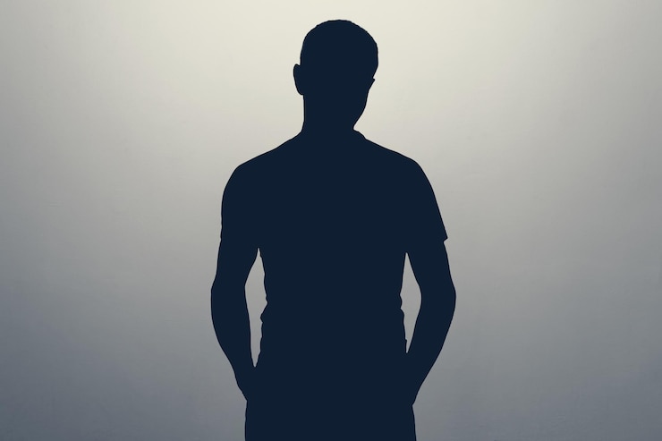Foto silhouette mann steht gegen klaren himmel