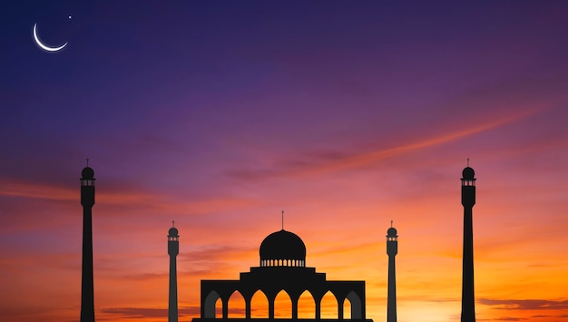 Silhouette Moschee Kuppel mit Türmen und Halbmond am Abendhimmel am Abend Twilight Hintergrund